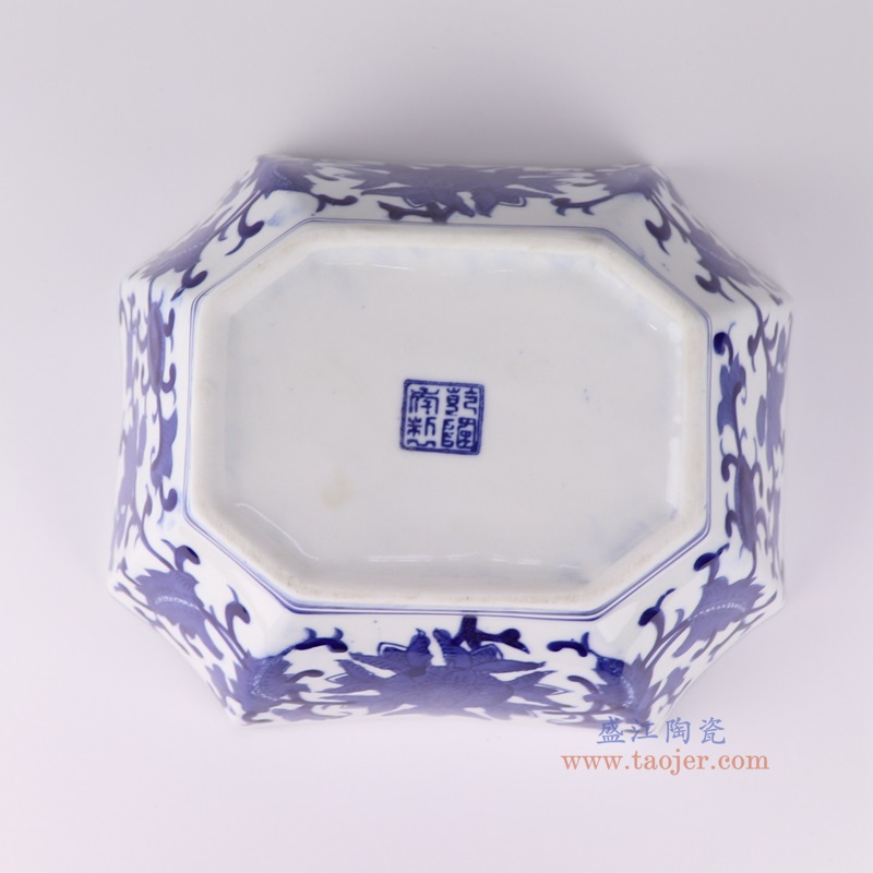 青花缠枝莲八边长方碗,产品编号:RXAE-FL19-243L 产品尺寸(单位cm): 高9.5直径22.2口径底径14重量1.12KG