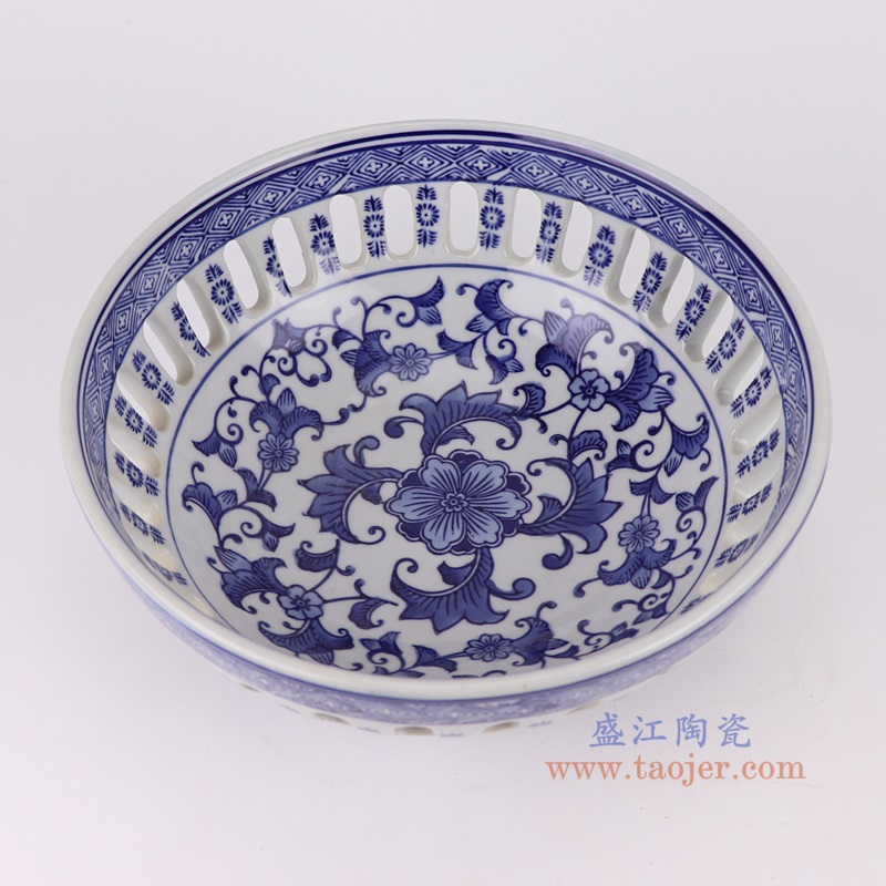 青花缠枝莲镂空果盘果盆,产品编号:RXAE-FL21-ND253 产品尺寸(单位cm): 高10.9直径26口径底径12.3重量2KG