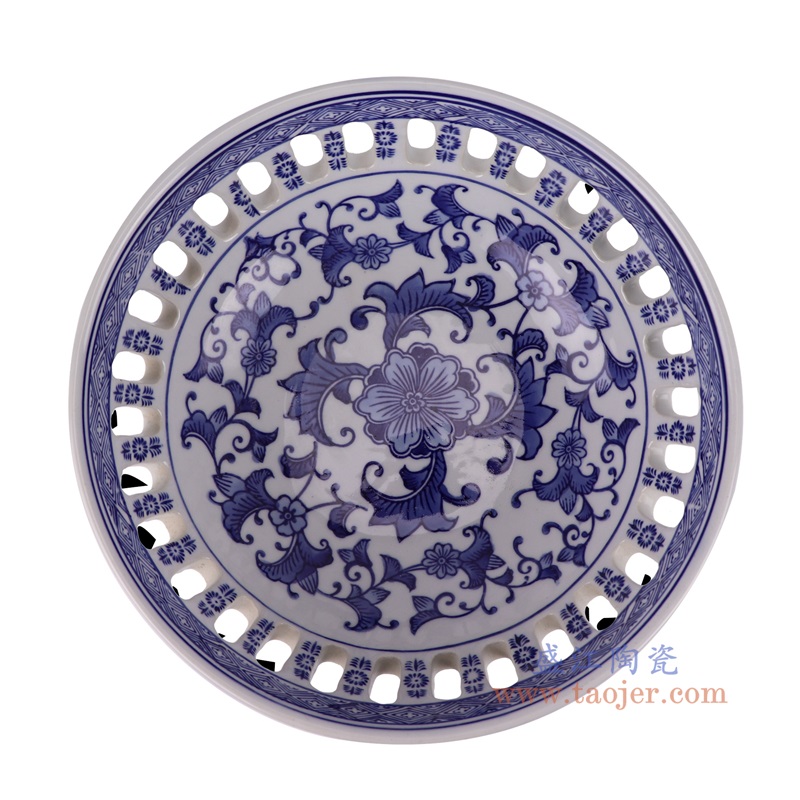 青花缠枝莲镂空果盘果盆,产品编号:RXAE-FL21-ND253 产品尺寸(单位cm): 高10.9直径26口径底径12.3重量2KG
