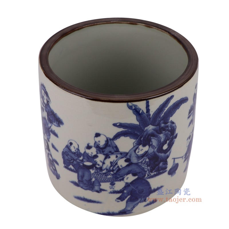 青花人物婴戏图笔筒,产品编号:RXAF01-A 产品尺寸(单位cm): 高18.4直径19口径底径重量2.2KG