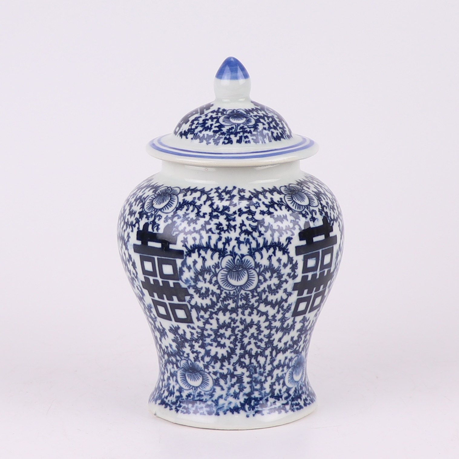 青花缠枝喜字将军罐,产品编号:RXAF02 产品尺寸(单位cm): 高16.5直径10.2口径底径7.2重量0.35KG