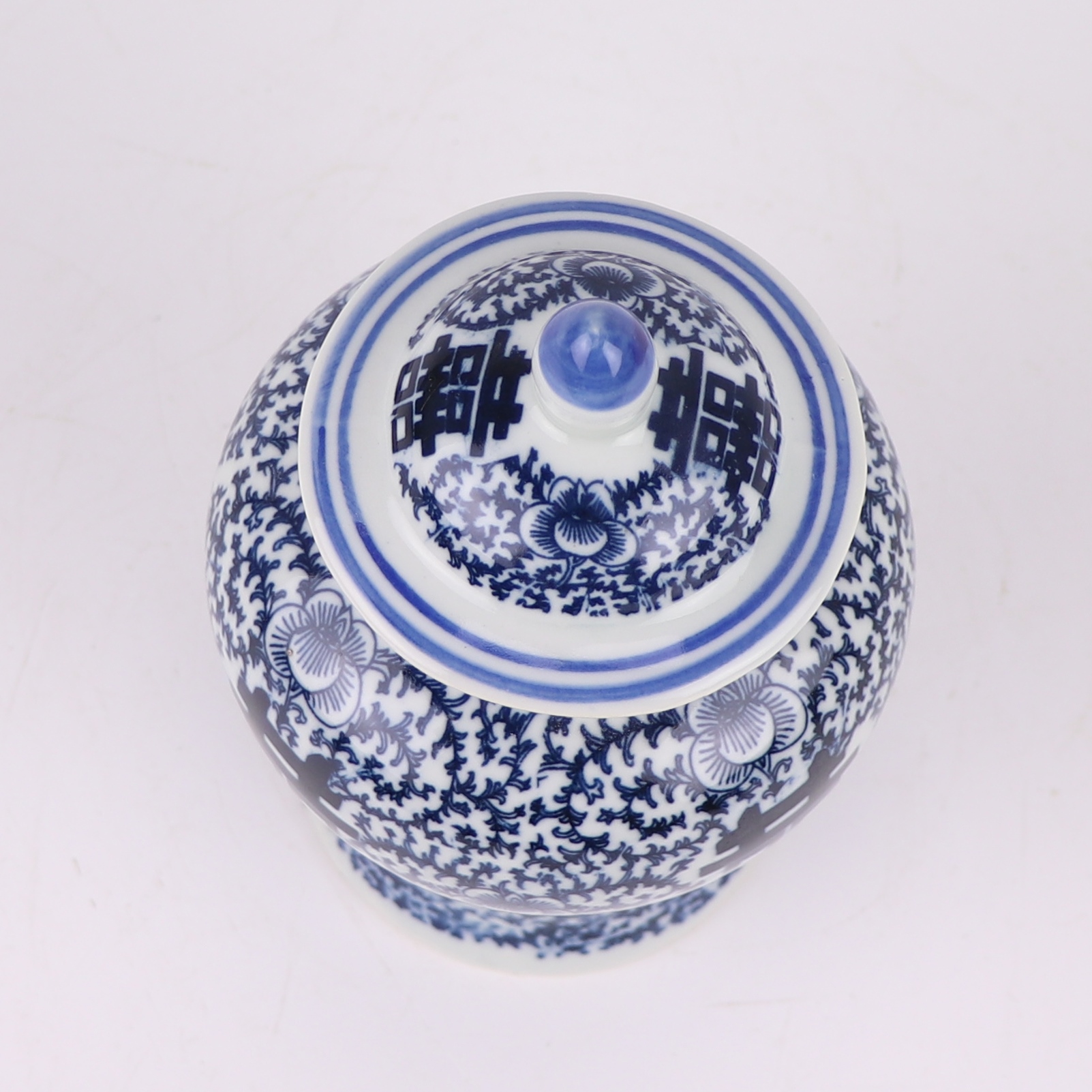 青花缠枝喜字将军罐,产品编号:RXAF02 产品尺寸(单位cm): 高16.5直径10.2口径底径7.2重量0.35KG