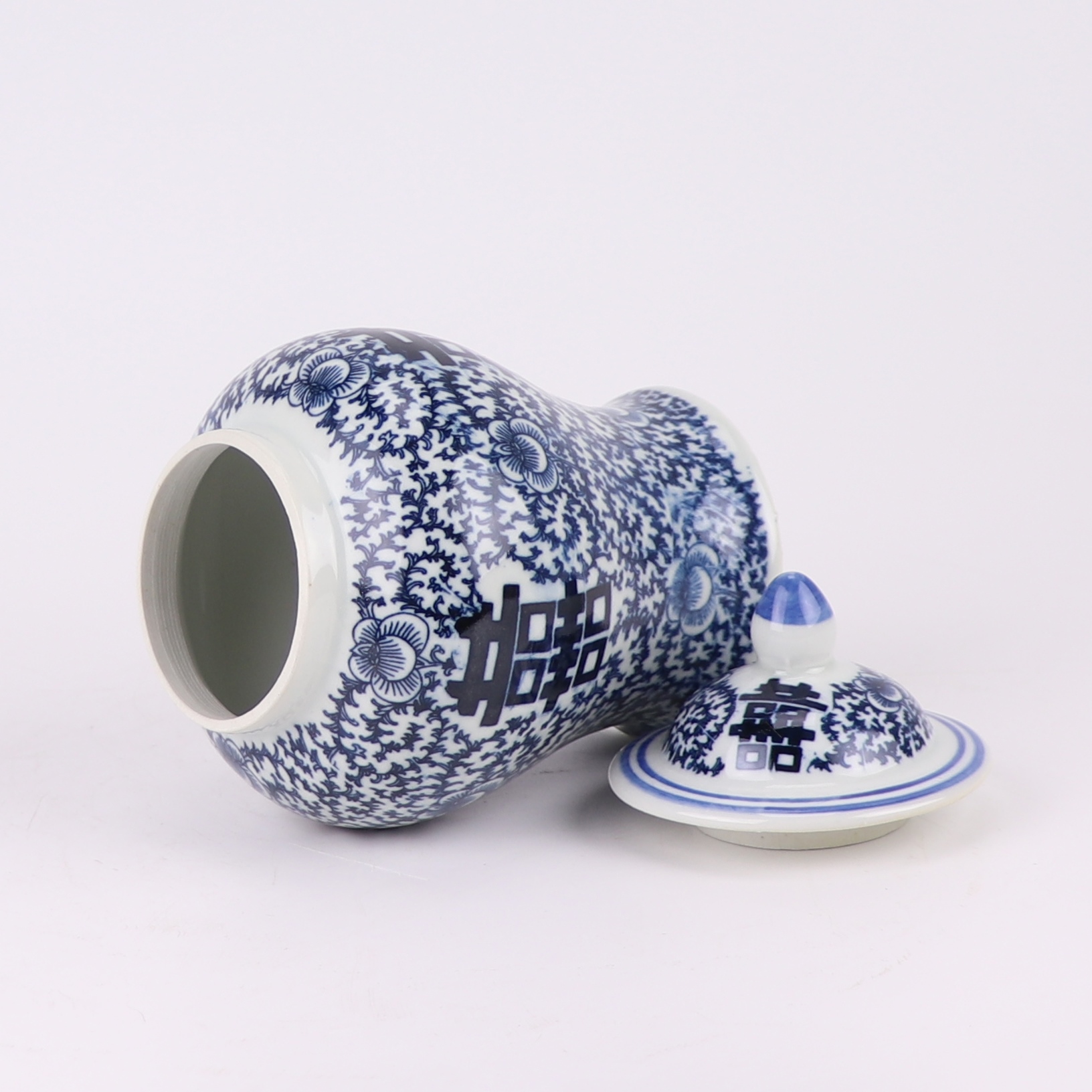 青花缠枝喜字将军罐,产品编号:RXAF02 产品尺寸(单位cm): 高16.5直径10.2口径底径7.2重量0.35KG