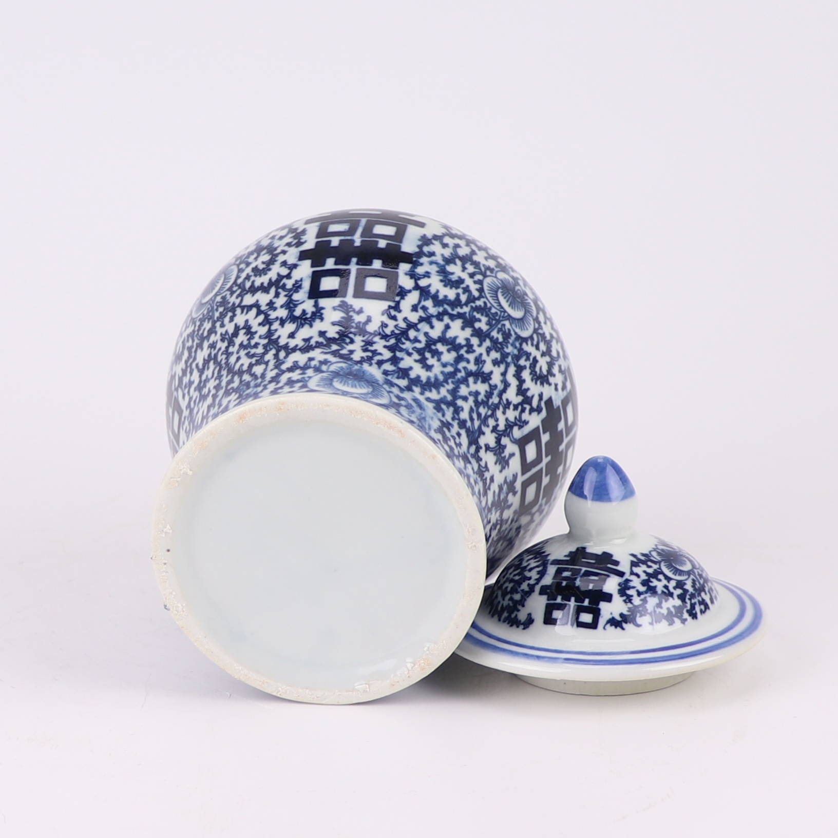 青花缠枝喜字将军罐,产品编号:RXAF02 产品尺寸(单位cm): 高16.5直径10.2口径底径7.2重量0.35KG