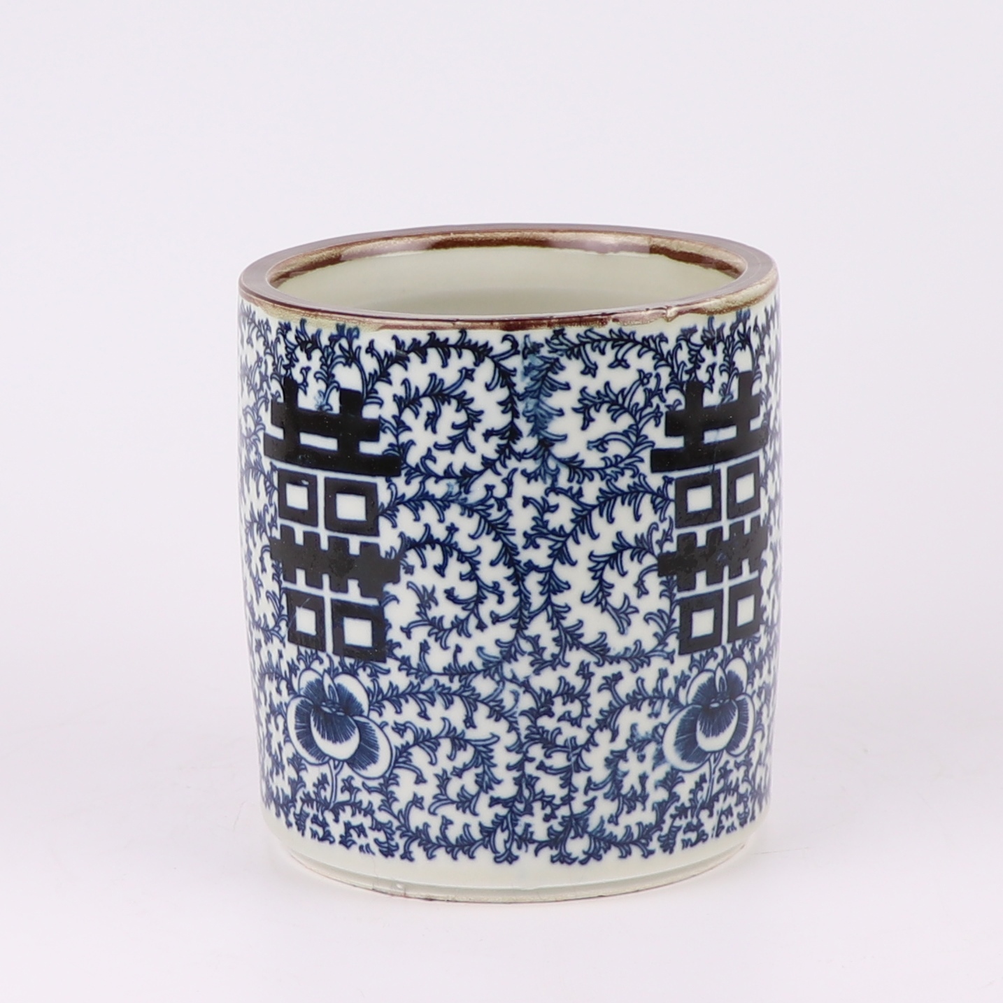 青花缠枝喜字纹小笔筒;产品编号:RXAF03-A 产品尺寸(单位cm): 高:13.5直径:12口径:底径:11重量:0.8KG