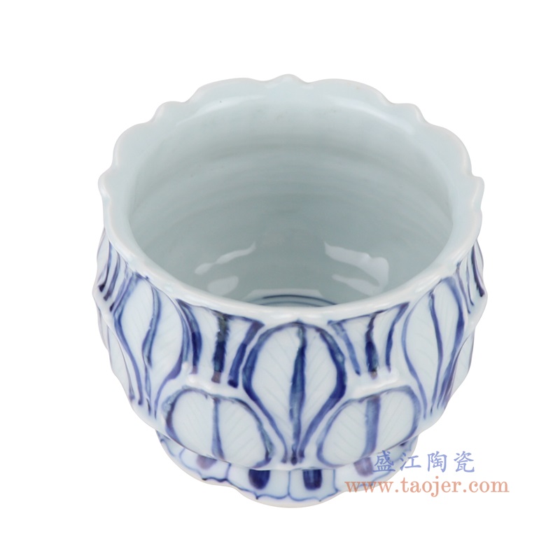 青花雕刻莲花钵,产品编号:RXAG03 产品尺寸(单位cm): 高11.7直径15.6口径底径12.5重量1KG