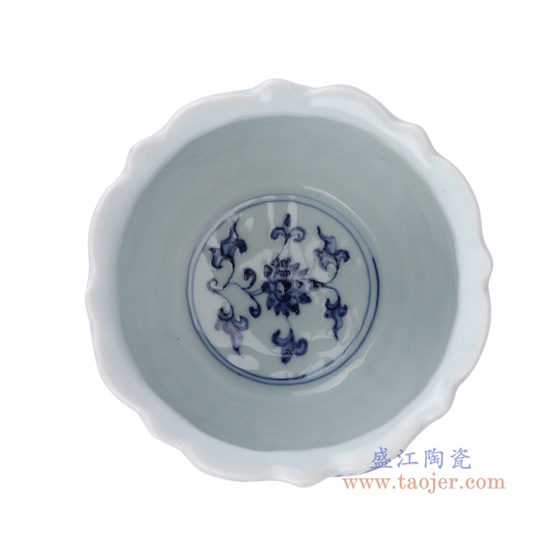 青花雕刻莲花钵,产品编号:RXAG03 产品尺寸(单位cm): 高11.7直径15.6口径底径12.5重量1KG