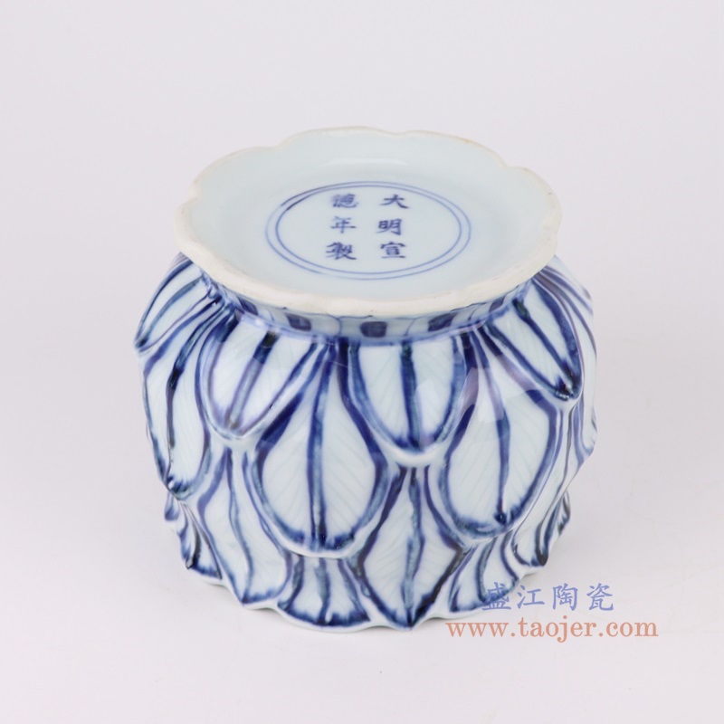 青花雕刻莲花钵,产品编号:RXAG03 产品尺寸(单位cm): 高11.7直径15.6口径底径12.5重量1KG