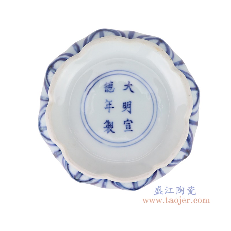 青花雕刻莲花钵,产品编号:RXAG03 产品尺寸(单位cm): 高11.7直径15.6口径底径12.5重量1KG