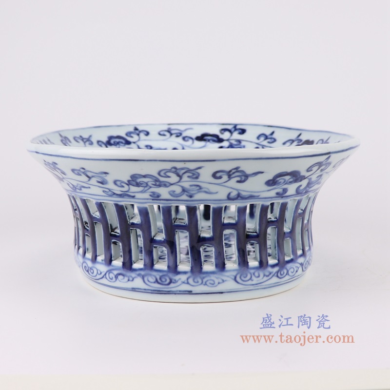 青花缠枝莲镂空椭圆果盘,产品编号:RXAG04 产品尺寸(单位cm): 高10直径27.3口径底径19.5重量1.45KG