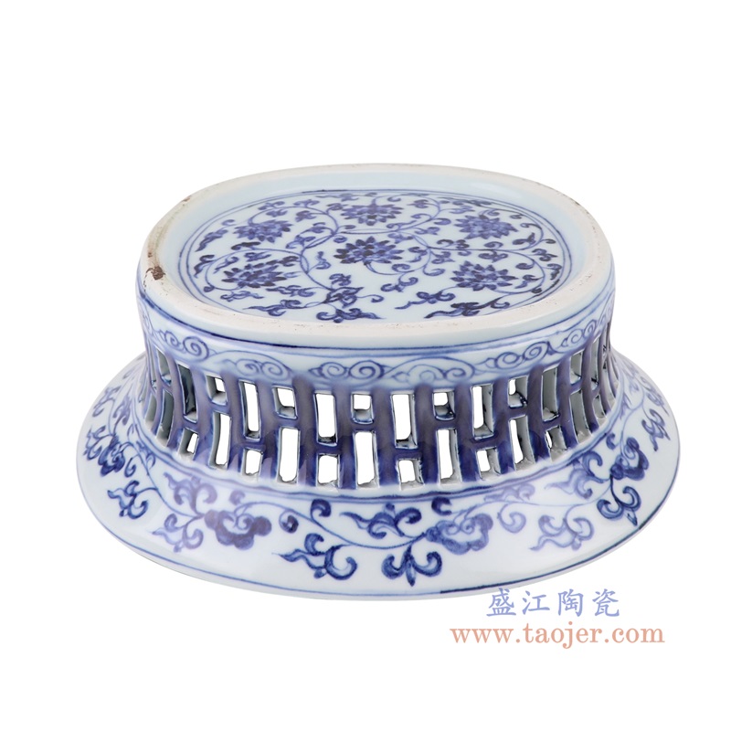青花缠枝莲镂空椭圆果盘,产品编号:RXAG04 产品尺寸(单位cm): 高10直径27.3口径底径19.5重量1.45KG