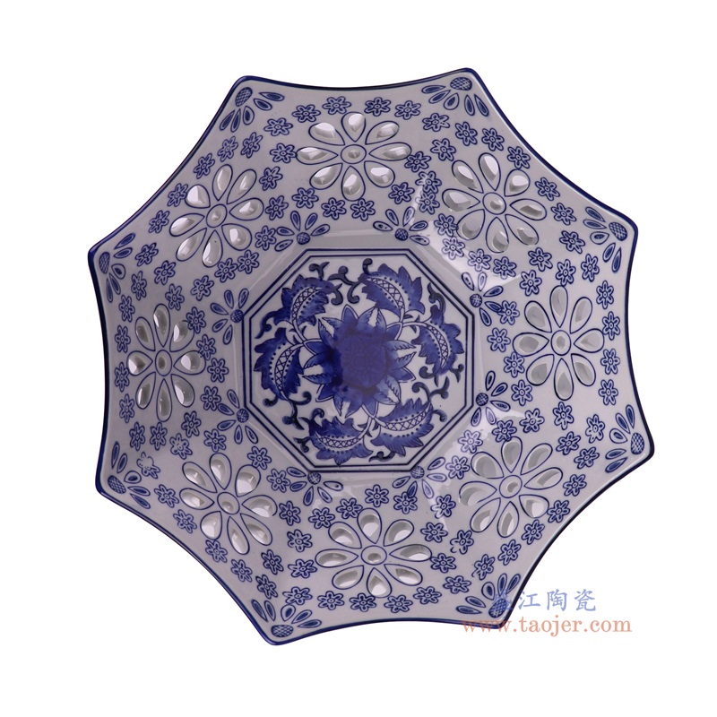 青花花卉镂空八角十二寸果盘,产品编号:RYPU77 产品尺寸(单位cm): 高9.2直径31口径底径重量0.8KG