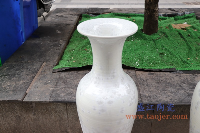 结晶釉白色观音大花瓶，产品编号：RYYX12-B-S       产品尺寸(单位cm):  高114直径38.4口径底径25.6重量KG