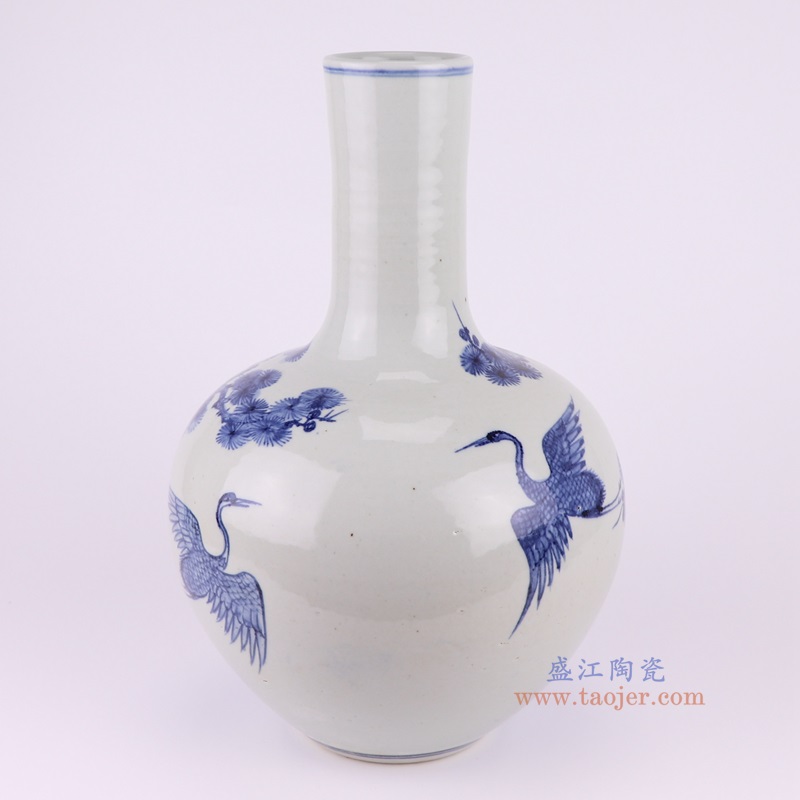 青瓜松鹤纹天球瓶，产品编号：RZFH36       产品尺寸(单位cm):  高36.4直径24.2口径底径10.4重量3.5KG