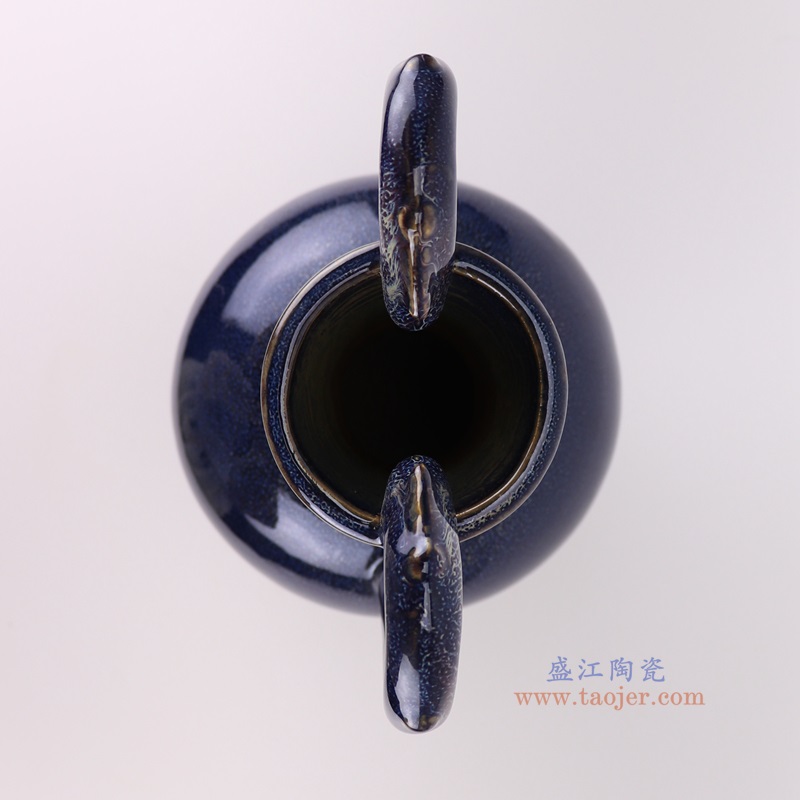 霁蓝双龙咬耳长颈瓶,产品编号:RZSC48 产品尺寸(单位cm): 高43.5直径22口径底径11.6重量3.1KG