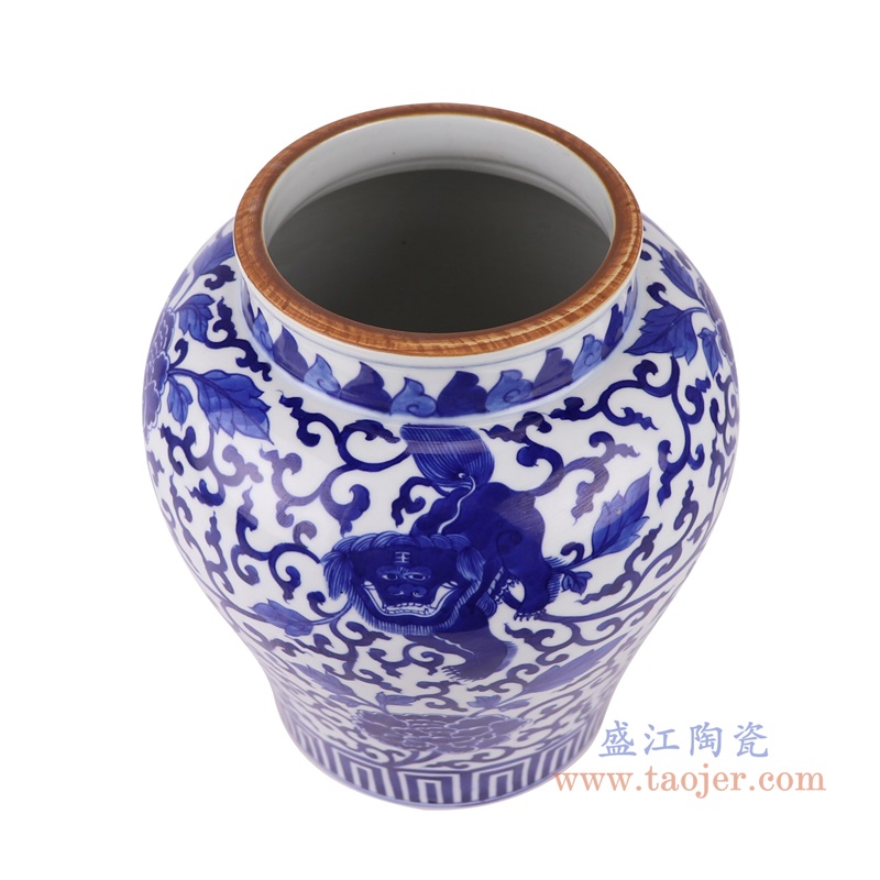青花缠枝牡丹狮子纹罐子小号,产品编号:RZUL08-A-S 产品尺寸(单位cm): 高26直径22.4口径14.6底径15.2重量2.8KG