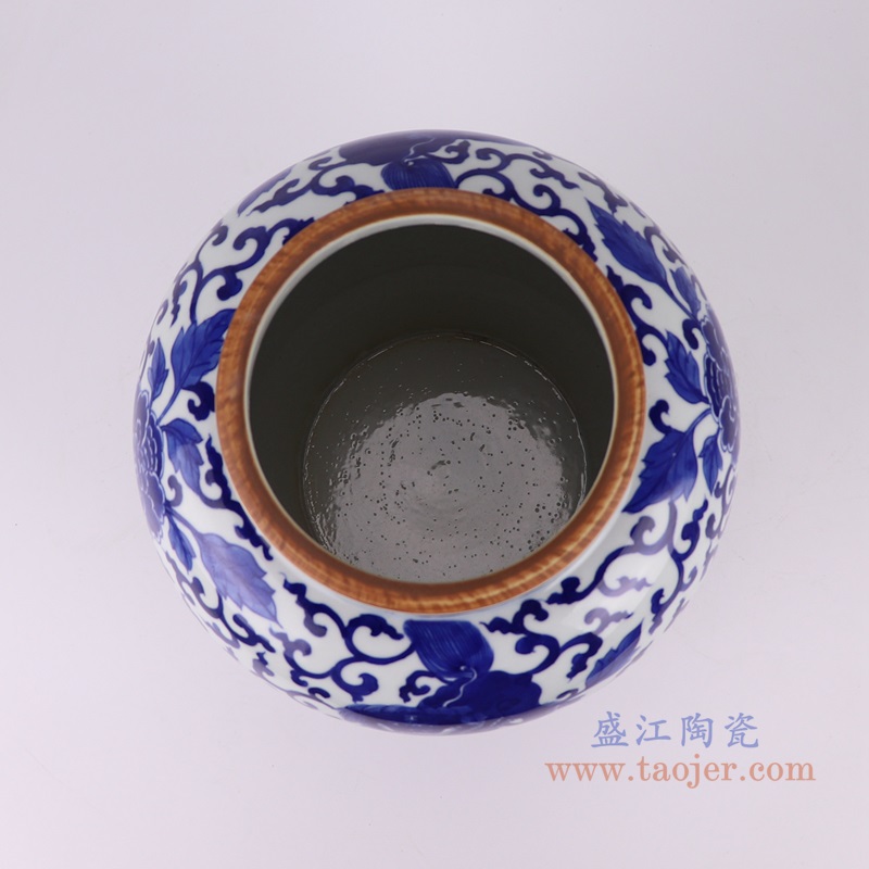 青花缠枝牡丹狮子纹罐子小号,产品编号:RZUL08-A-S 产品尺寸(单位cm): 高26直径22.4口径14.6底径15.2重量2.8KG