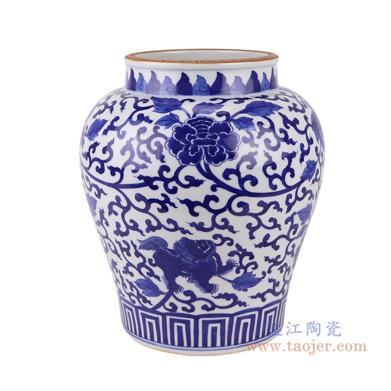 青花缠枝牡丹狮子纹罐子小号,产品编号:RZUL08-A-S 产品尺寸(单位cm): 高26直径22.4口径14.6底径15.2重量2.8KG