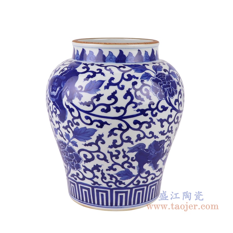 青花缠枝牡丹狮子纹罐子小号,产品编号:RZUL08-A-S 产品尺寸(单位cm): 高26直径22.4口径14.6底径15.2重量2.8KG