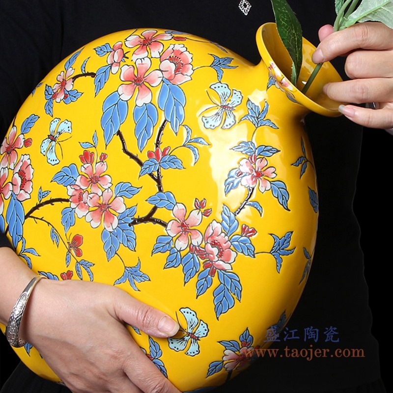 黄底花卉扁肚瓶;产品编号:RYPU58 产品尺寸(单位cm): 高:34直径:32口径:底径:重量:KG