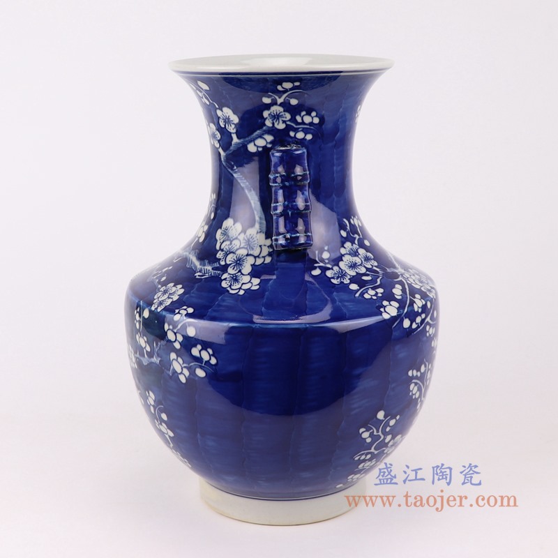 青花冰梅双耳瓶；产品编号：RYWG21       产品尺寸(单位cm):  高：31.5直径：19.7口径：15底径：12.2重量：3KG