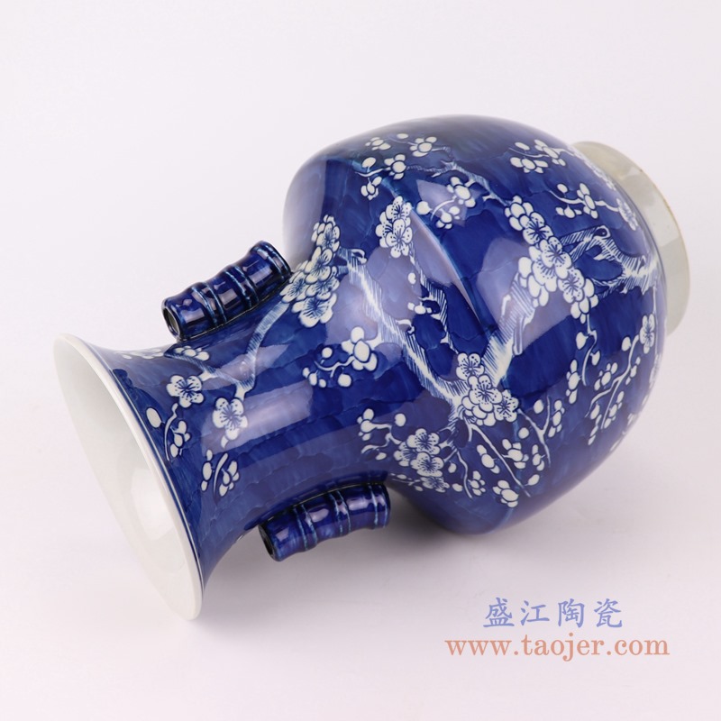 青花冰梅双耳瓶；产品编号：RYWG21       产品尺寸(单位cm):  高：31.5直径：19.7口径：15底径：12.2重量：3KG