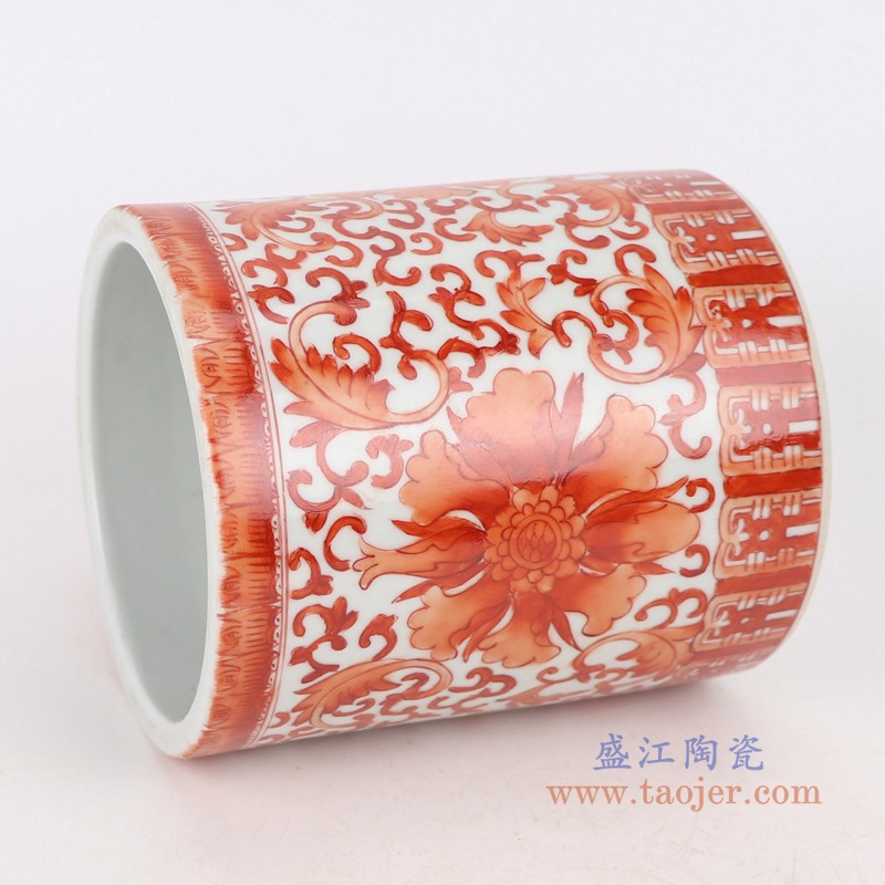 矾红缠枝莲花卉小笔筒；产品编号：RZIH16-A       产品尺寸(单位cm):  高：14.8直径：12.5口径：12.5底径：12重量：0.85KG