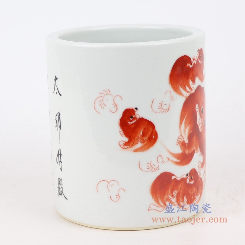 矾红狮子纹小笔筒;产品编号:RZIH16-B 产品尺寸(单位cm): 高:14.8直径:12.5口径:12.5底径:12重量:0.85KG