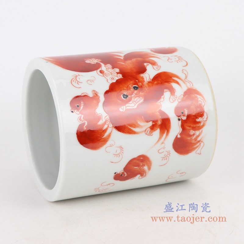 矾红狮子纹小笔筒;产品编号:RZIH16-B 产品尺寸(单位cm): 高:14.8直径:12.5口径:12.5底径:12重量:0.85KG