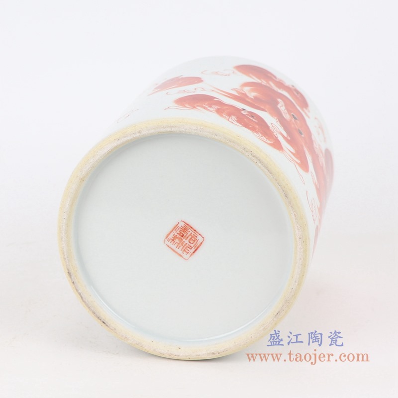 矾红狮子纹小笔筒;产品编号:RZIH16-B 产品尺寸(单位cm): 高:14.8直径:12.5口径:12.5底径:12重量:0.85KG