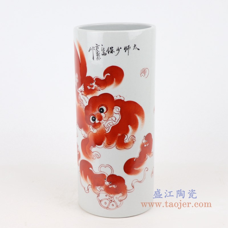 矾红狮子纹直筒高笔筒;产品编号:RZIH17 产品尺寸(单位cm): 高:27.7直径:11.8口径:11.8底径:11.8重量:1.1KG