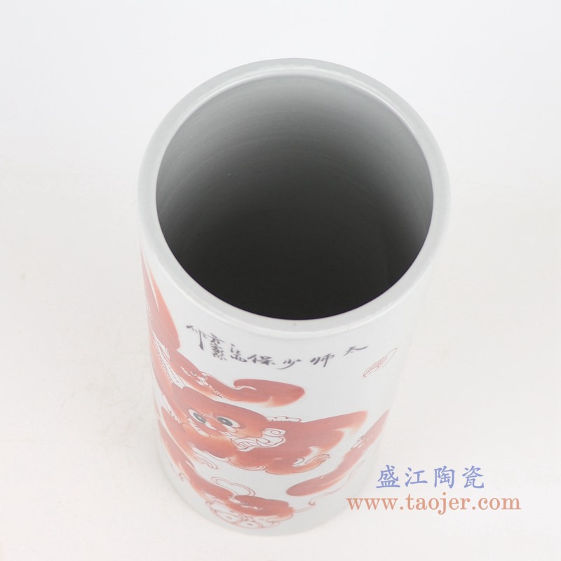 矾红狮子纹直筒高笔筒;产品编号:RZIH17 产品尺寸(单位cm): 高:27.7直径:11.8口径:11.8底径:11.8重量:1.1KG
