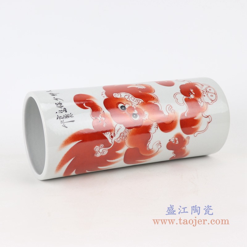 矾红狮子纹直筒高笔筒;产品编号:RZIH17 产品尺寸(单位cm): 高:27.7直径:11.8口径:11.8底径:11.8重量:1.1KG
