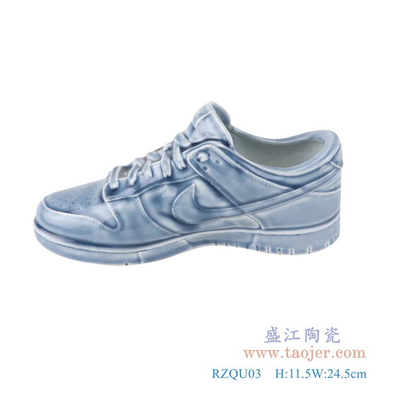 颜色釉青釉雕刻帆布纹耐克鞋子;产品编号:RZQU03 产品尺寸(单位cm): 高:11.5直径:24.5口径: 底径: 重量:0.5KG