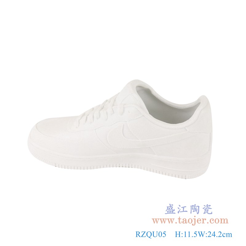 颜色釉雕刻亚光纯白耐克鞋子；产品编号：RZQU05       产品尺寸(单位cm):  高：11.5直径：24.2口径：底径：重量：0.85KG