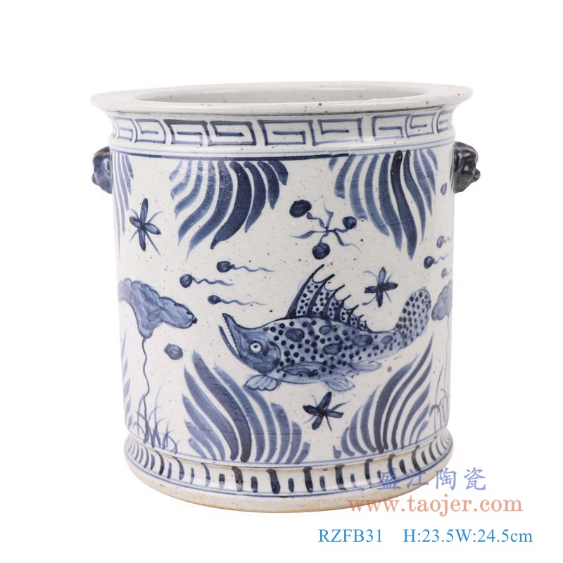 青花鱼草鱼藻纹狮子头直筒小缸;产品编号:RZFB31 产品尺寸(单位cm): 高:23.5直径:24.5口径:23底径:20..3重量:4.25KG