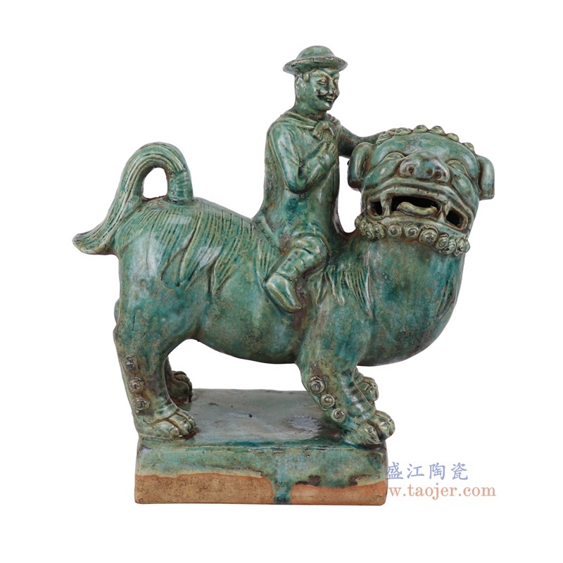 窑变绿色人物骑狮雕塑一对，产品编号：RZSP50       产品尺寸(单位cm):  高26直径25.6口径底径15.7重量2.7KG