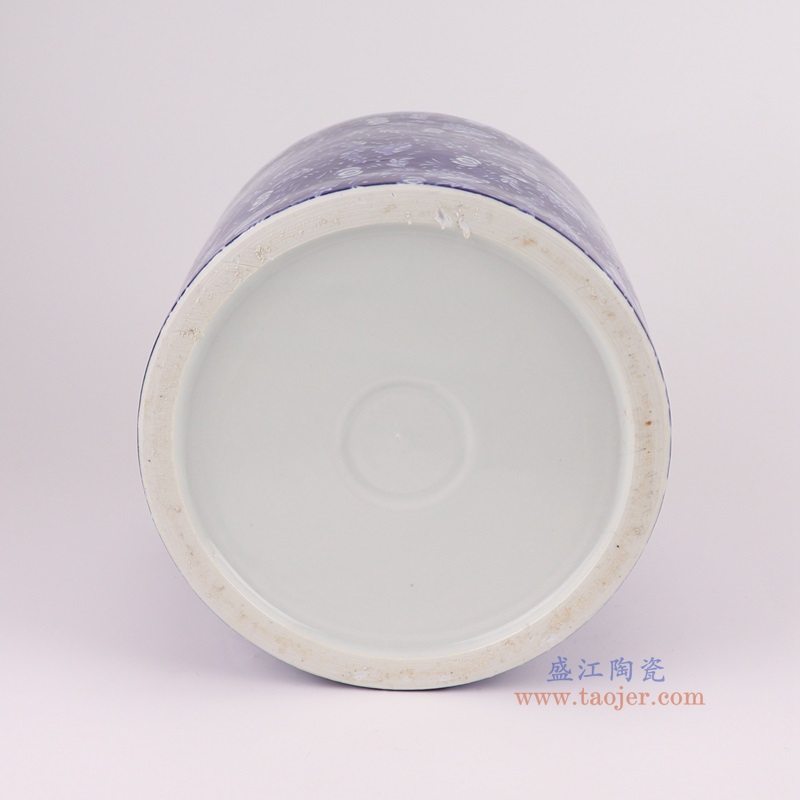 青花蓝底花卉笔筒,产品编号:RXAF01-F 产品尺寸(单位cm): 高18直径19口径底径重量2.2KG