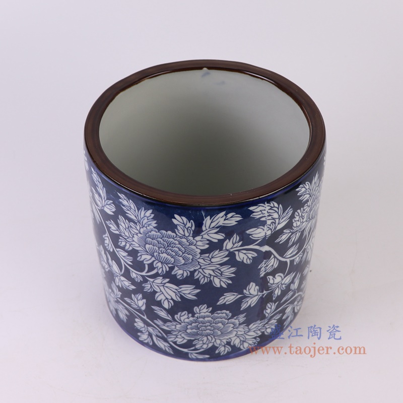 青花蓝底牡丹纹笔筒,产品编号:RXAF01 产品尺寸(单位cm): 高18直径19口径底径重量1.8KG