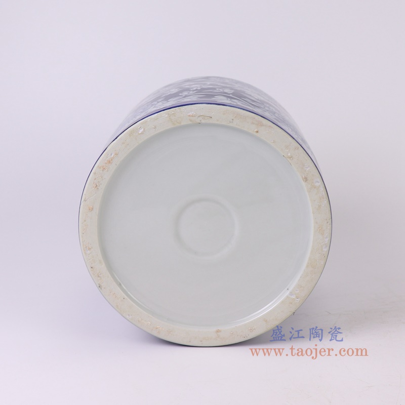 青花蓝底牡丹纹笔筒,产品编号:RXAF01 产品尺寸(单位cm): 高18直径19口径底径重量1.8KG