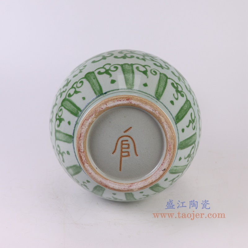 绿色缠枝莲赏瓶小号,产品编号:RXAH11-S 产品尺寸(单位cm): 高36.5直径24.3口径底径13重量4.7KG