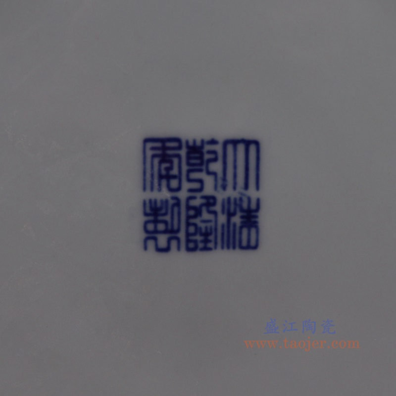 青花釉里红缠枝莲鱼尾瓶大号,产品编号:RXAL08 产品尺寸(单位cm): 高67.1直径31.8口径32底径21.3重量11.05KG