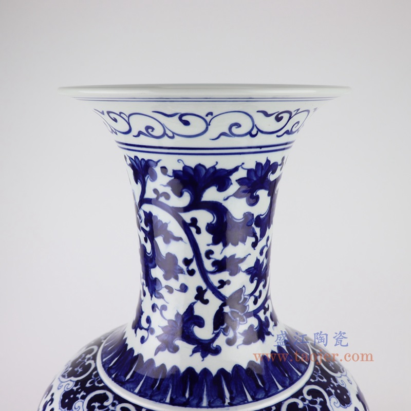 青花缠枝莲赏瓶大号,产品编号:RXAL09 产品尺寸(单位cm): 高60.5直径34.4口径10底径20.9重量11.85KG