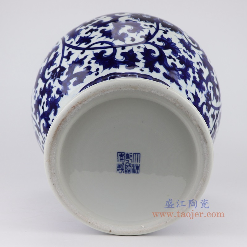 青花缠枝莲赏瓶大号,产品编号:RXAL09 产品尺寸(单位cm): 高60.5直径34.4口径10底径20.9重量11.85KG