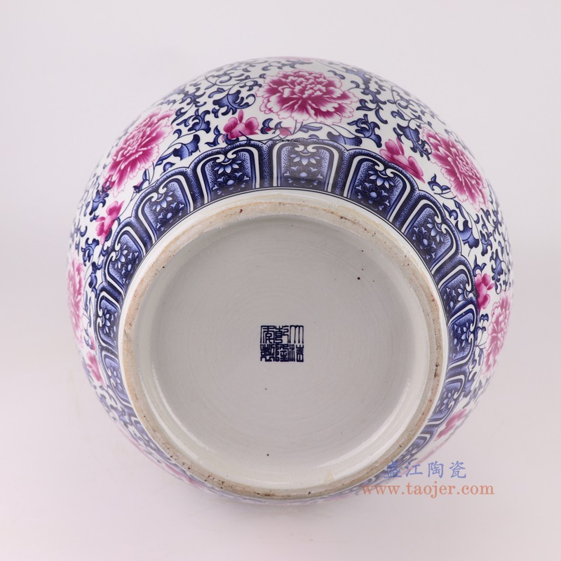 青花釉里红缠枝莲赏瓶,产品编号:RXAQ03-E 产品尺寸(单位cm): 高54.2直径36.3口径底径20.4重量8.65KG