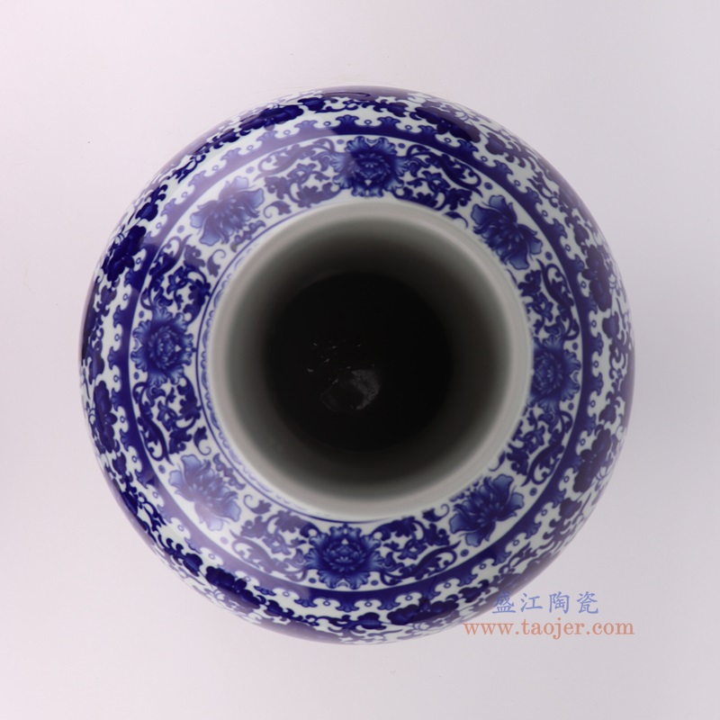 青花缠枝莲天球瓶,产品编号:RXAQ06 产品尺寸(单位cm): 高51直径37口径底径18.3重量8.1KG