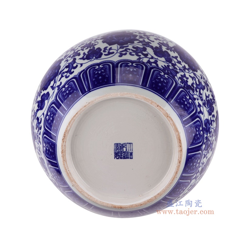 青花缠枝莲天球瓶,产品编号:RXAQ06 产品尺寸(单位cm): 高51直径37口径底径18.3重量8.1KG