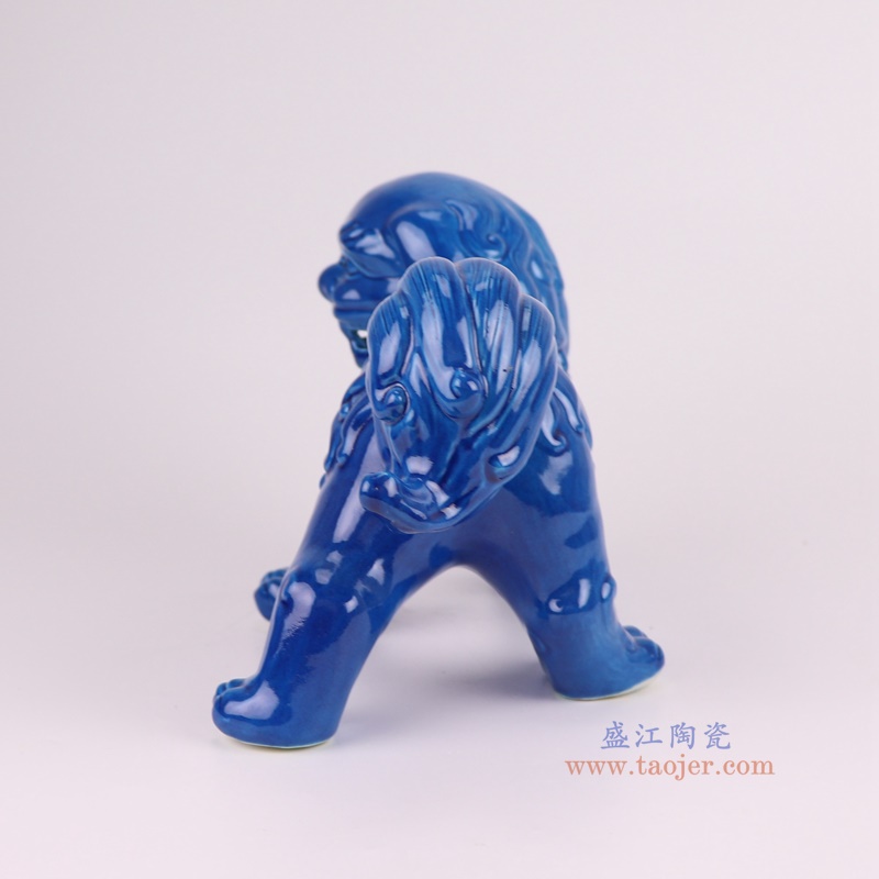 蓝色狮子狗站姿雕塑一对,产品编号:RXAT01 产品尺寸(单位cm): 高16直径26.4口径底径重量1.25KG