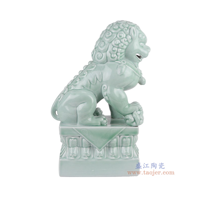 豆青狮子狗坐姿雕塑一对，产品编号：RXAT02       产品尺寸(单位cm):  高40直径22口径底径重量6.1KG