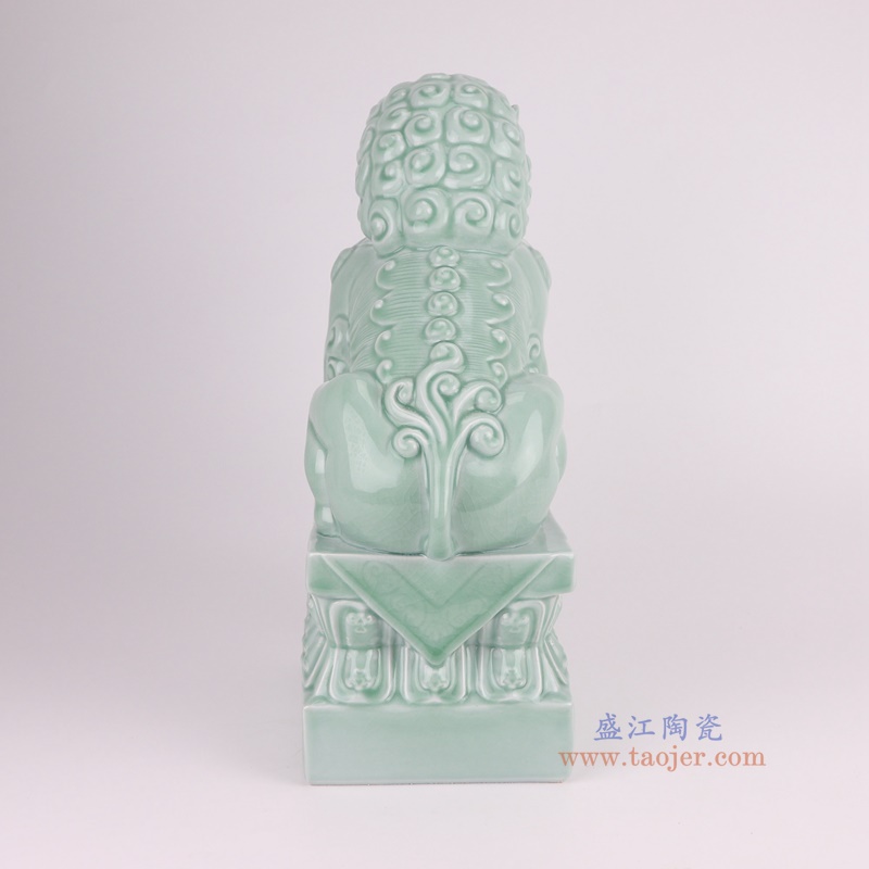 豆青狮子狗坐姿雕塑一对,产品编号:RXAT02 产品尺寸(单位cm): 高40直径22口径底径重量6.1KG